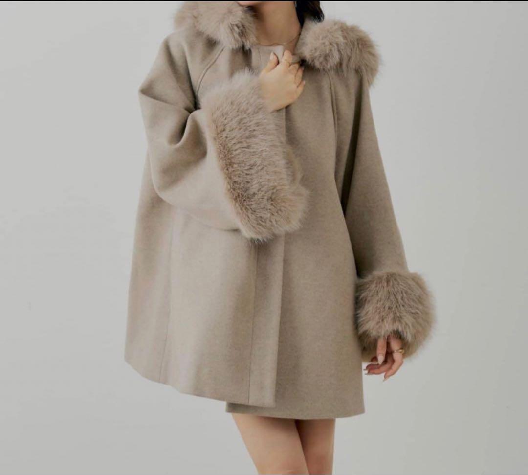 Chico ビジュー付きファー襟ケープコート Chico（チコ） ポンチョ ビジュー付きファー襟ケープコート レディース